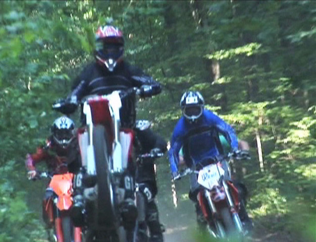 Девушек тянет к парням на мотоциклах