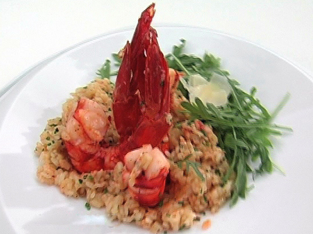 Ризотто с креветками и салатом